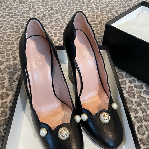 Gucci Black Scalloped Leather Willow Pearl Embellished Heel Pumps - Picture 5 of 10